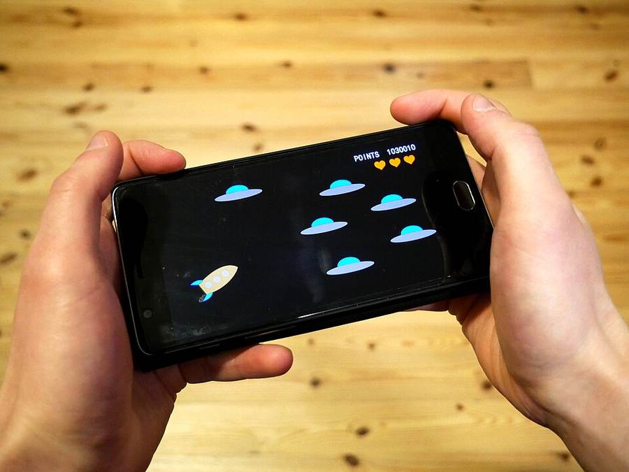 Bermain game dari ponsel pintar