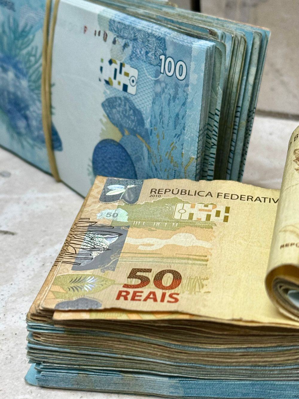 Uang rupiah dan ponsel untuk transaksi digital